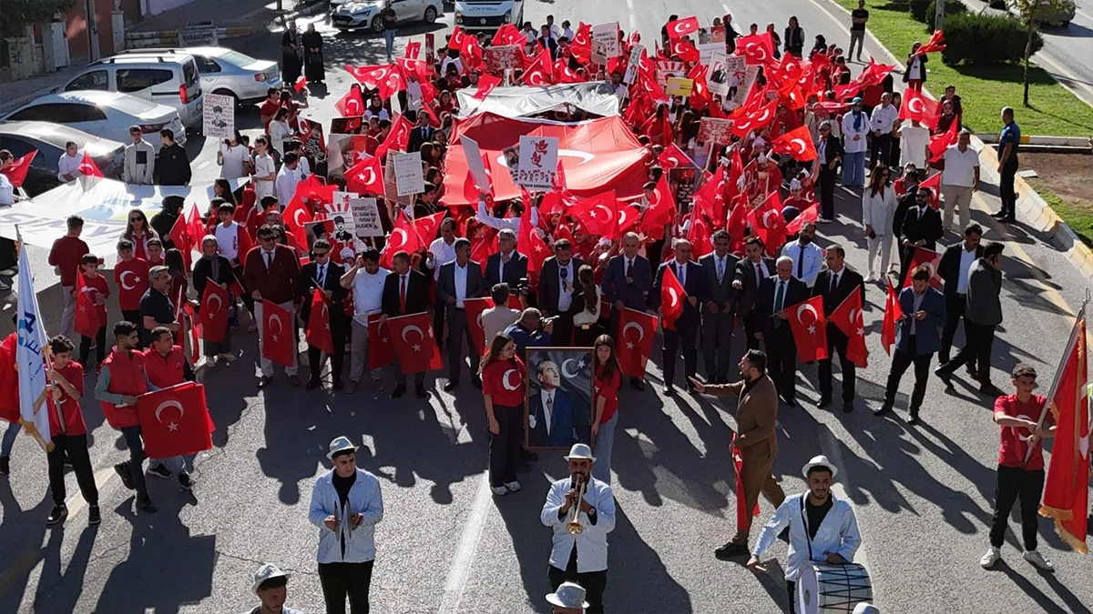 Karaköprü’de coşkulu Cumhuriyet yürüyüşü!