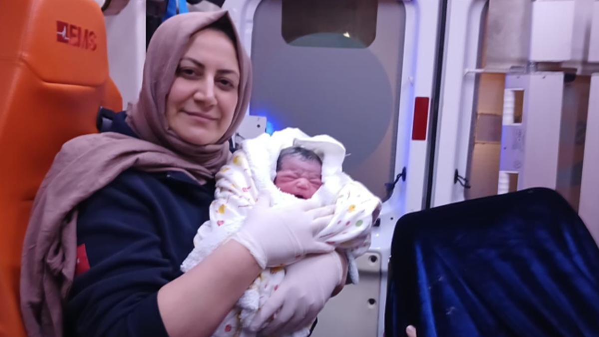 Şanlıurfa’da kar yağışı arasında hayata merhaba