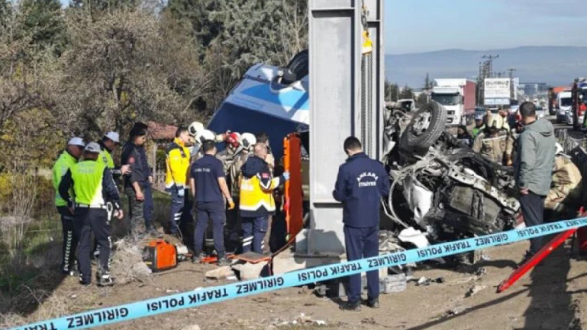 Özel halk otobüsü üst geçide çarptı! Feci kazada 5 ölü, 15 yaralı