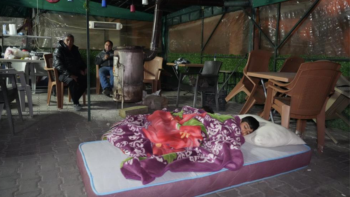 Denizli'de sarsıntılar bitmedi! Vatandaşlar geceyi dışarıda geçirdi