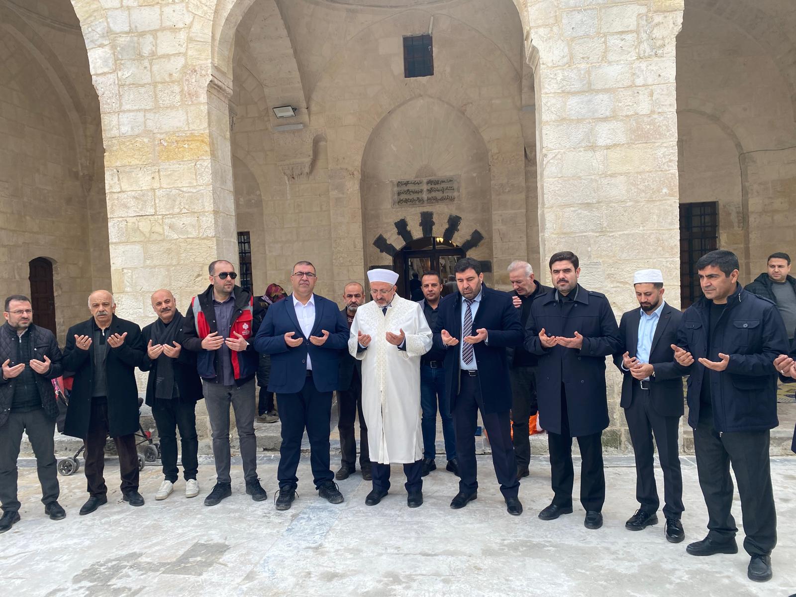 Şanlıurfa’da depremde hasar gören cami dualarla açıldı!