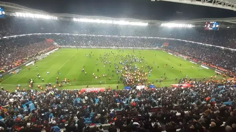 Fenerbahçe Trabzon’da kazandı! Maç sona erdi yumruklar havada uçuştu! Taraftarlar sahaya atladı