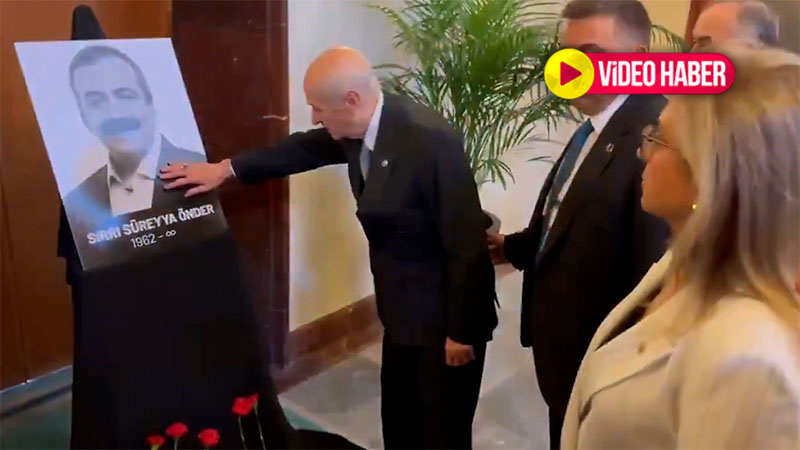 MHP lideri Bahçeli taziye töreninde Önder’in fotoğrafını eliyle sevdi!