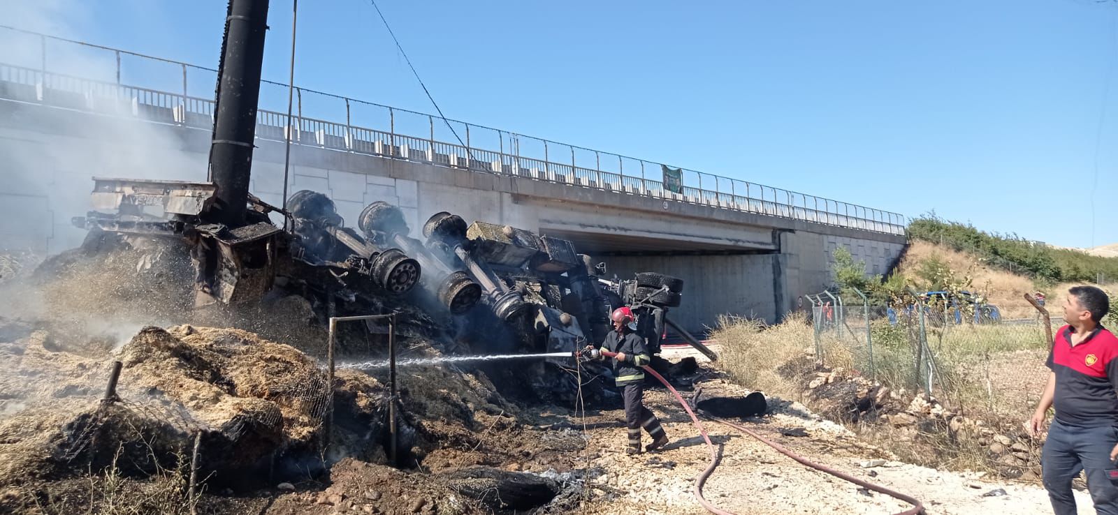 Şanlıurfa’da tır köprüden aşağı uçtu: Alev alev yandı