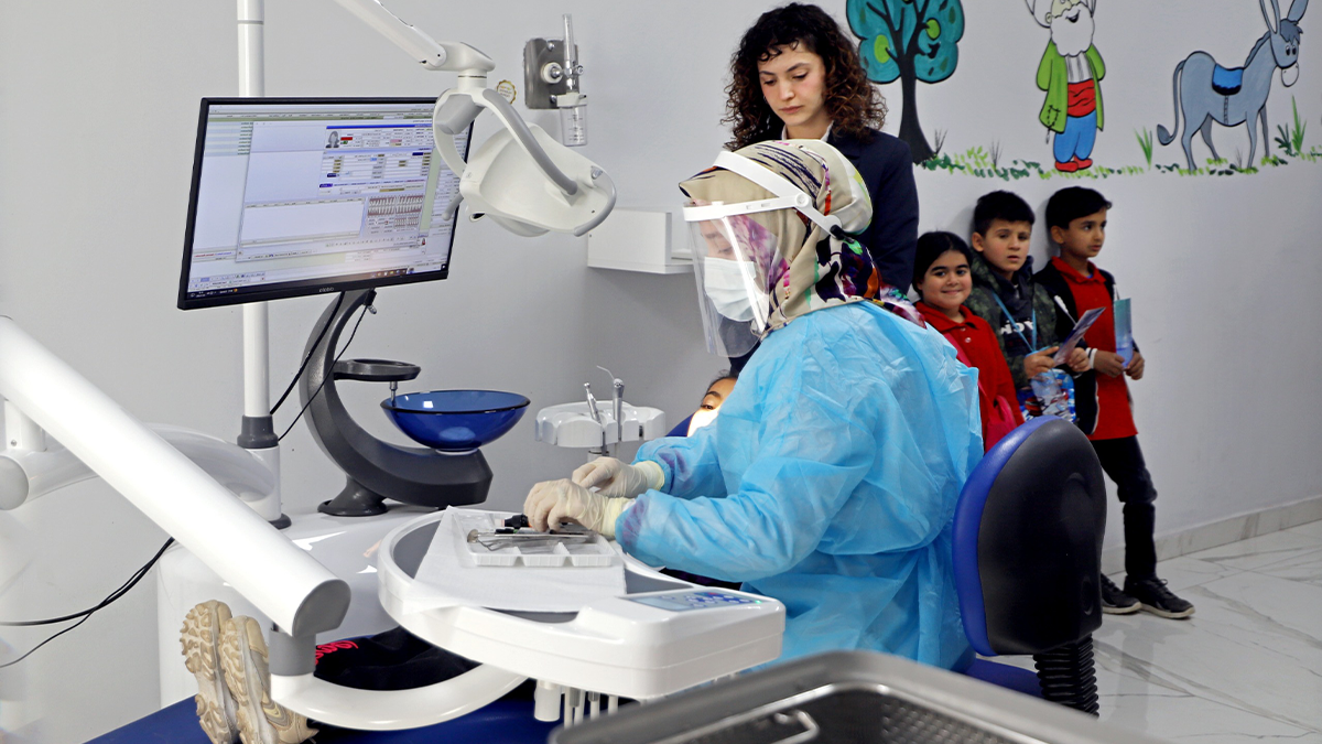 Sağlıklı gülüşler için eğitim: Miniklere diş bakımı anlatıldı