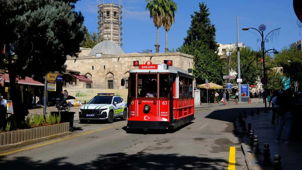 Divanyolu Caddesinde canlılık ve sessizlik bir arada!