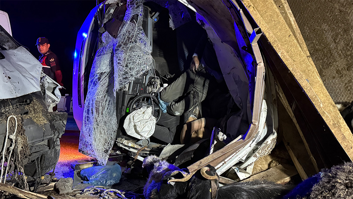 İki kamyonet çarpıştı: 2 ölü, 1 yaralı