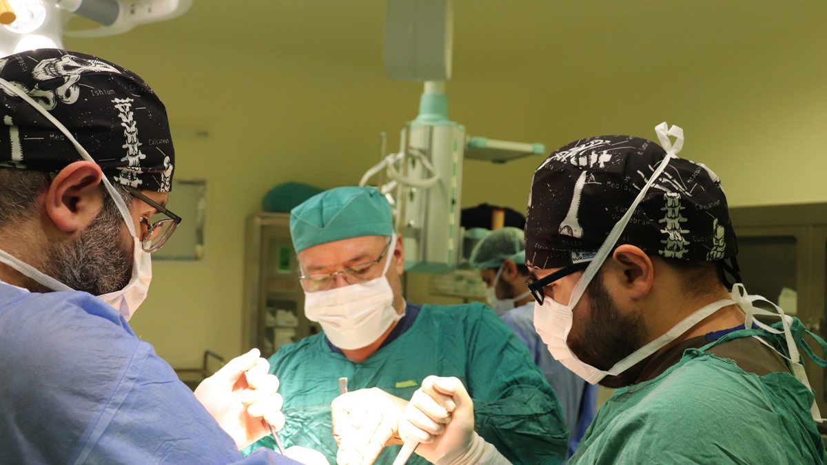 Diz ağrısında büyük yanılgı! "Sadece yaşlılarda olur" devri kapandı