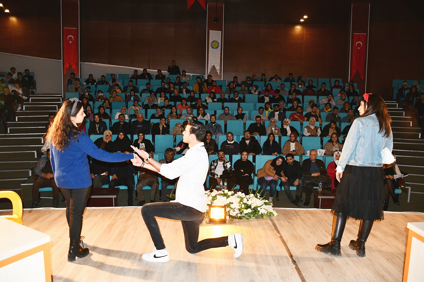 Artiz Mektebi üniversitede sahnelendi