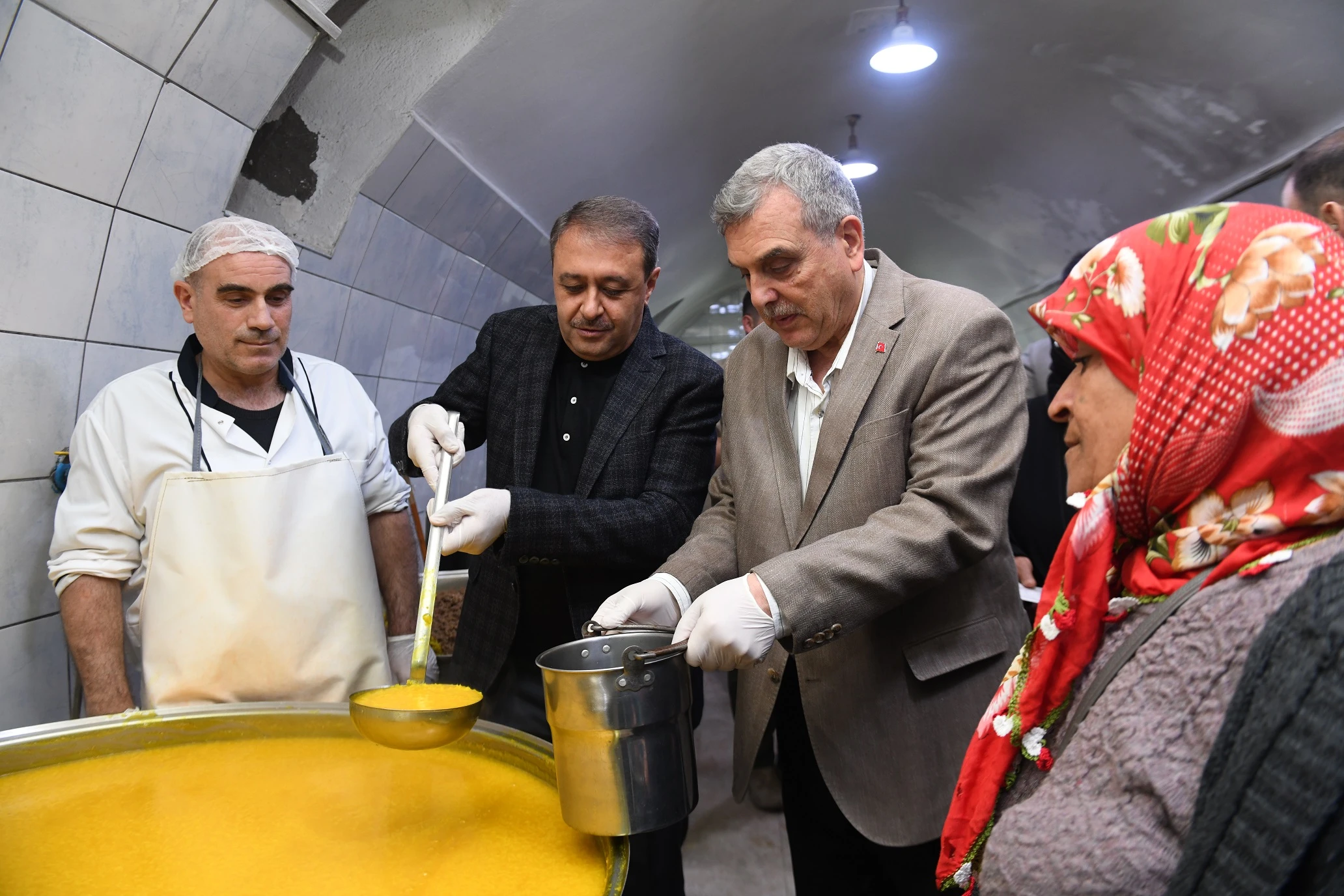 Şanlıurfa'da 33 yıllık gelenek: 10 bin kişiye sıcak yemek