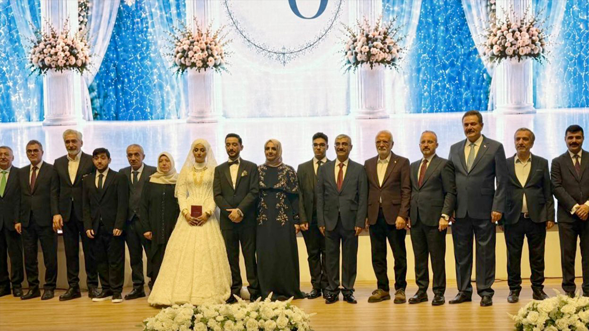 Siyaset dünyasını buluşturan düğün: Şanlıurfalı eski bakan yardımcısı kızını evlendirdi