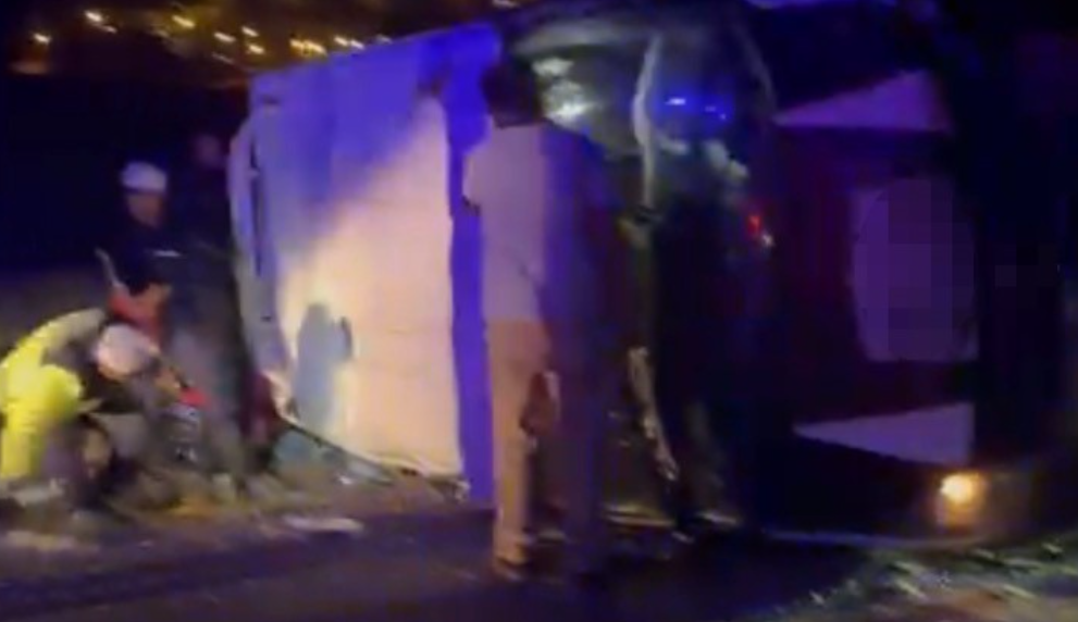 Tarım işçilerini taşıyan minibüs kaza yaptı: Ölü ve yaralılar var!