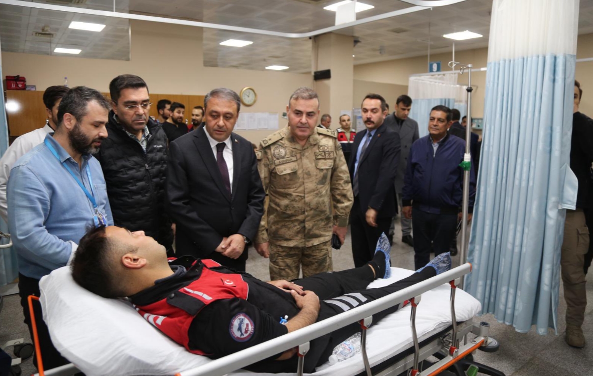 Vali, Emniyet Müdürü, Jandarma Komutanı... Şanlıurfa'da yaralı polislere ziyaret