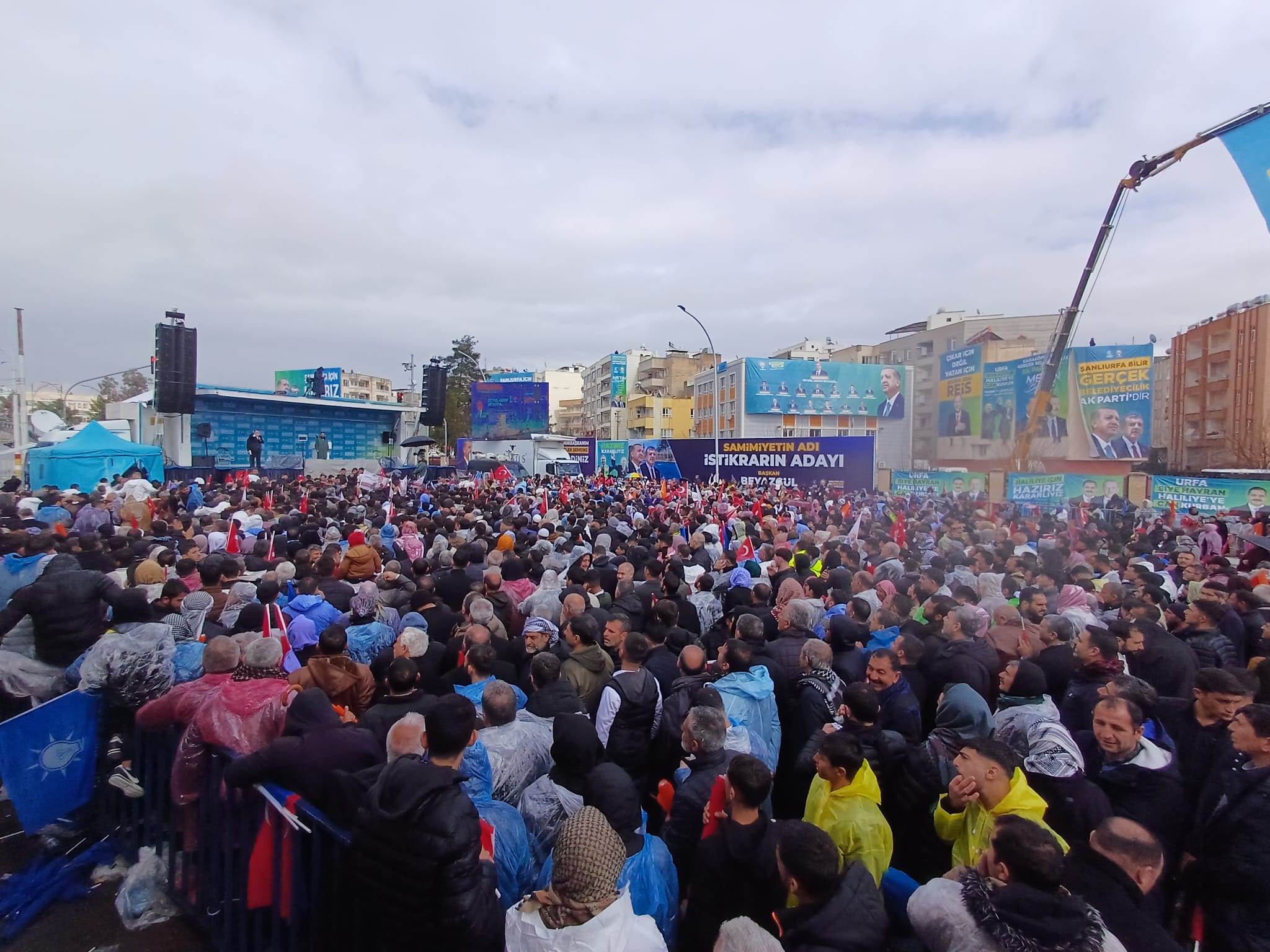 Şanlıurfalıları yağmur da durduramadı!  Miting alanı dolmaya başladı