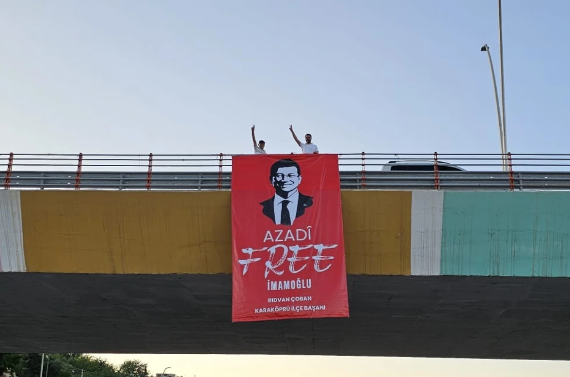 Şanlıurfa'da dev İmamoğlu pankartı! Kürtçe, İngilizce çağrı...
