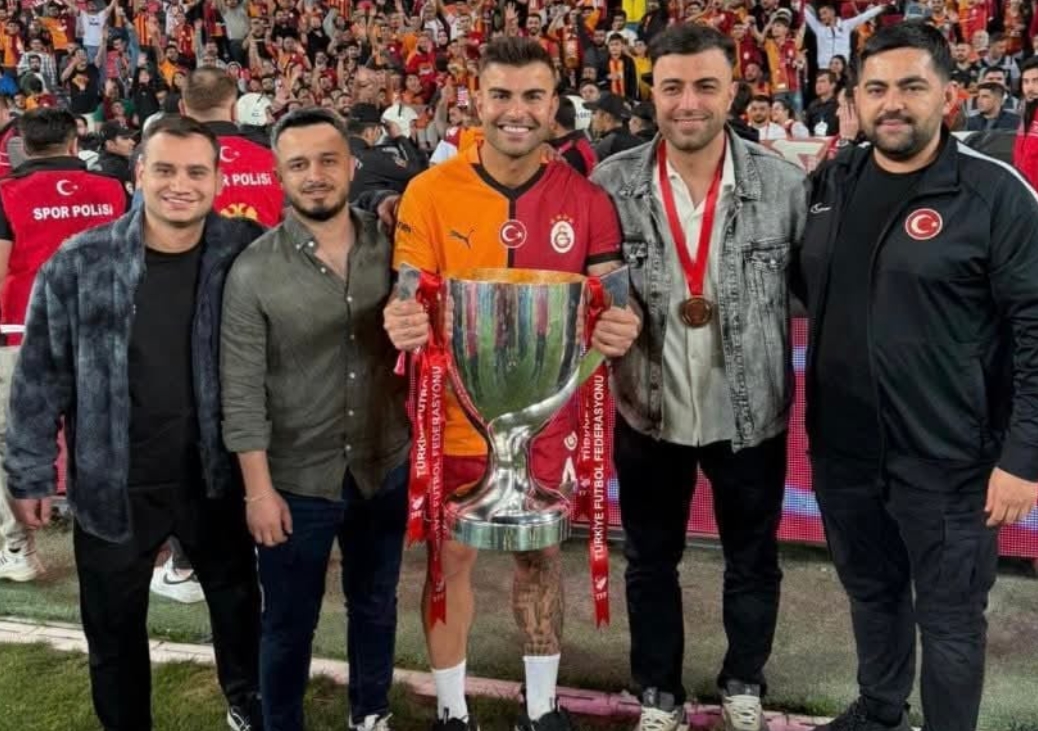 GS'li futbolcudan jest! Kupayı Viranşehirlilerle kaldırdı