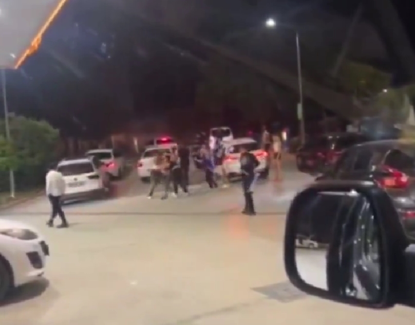 Komşuda saç saça baş başa kavga!