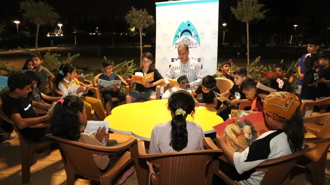 Başkan Kuş çocuklarla kitap okuyup film izledi