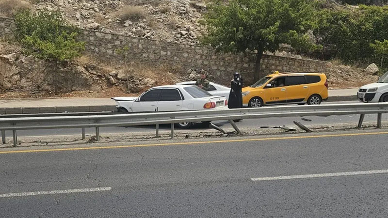 Şanlıurfa'da otomobil bariyerlere çarptı!