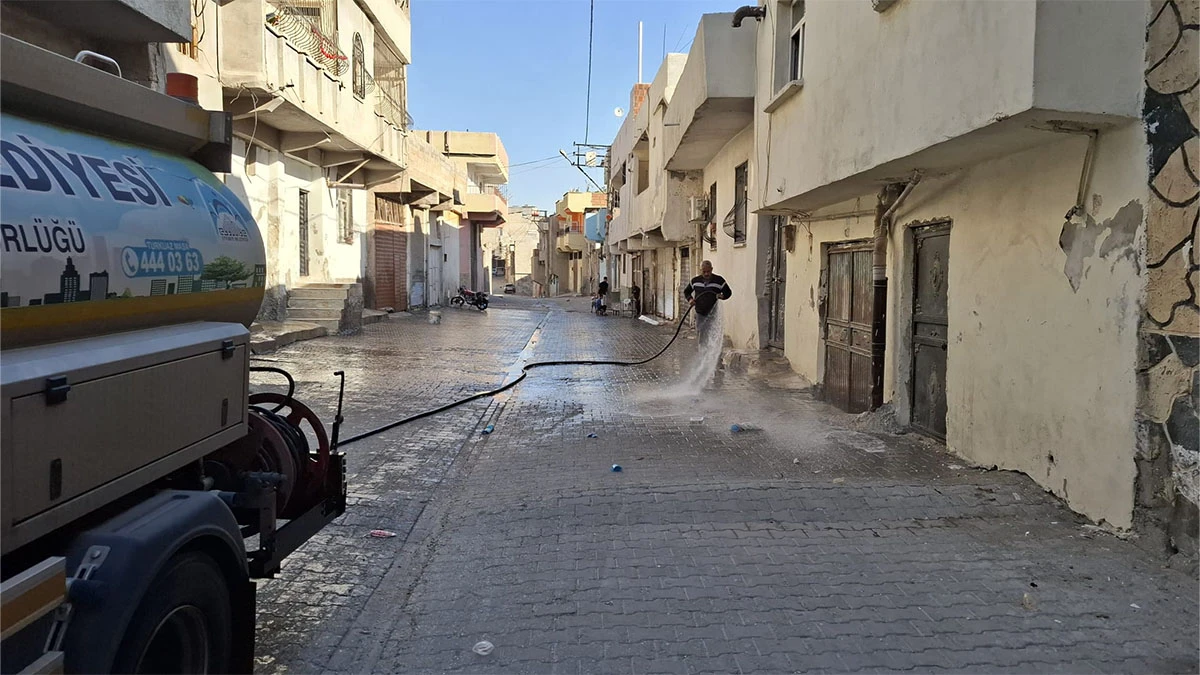 Eyyübiye’de temizlik mesaisi! Caddeden camiye, pazar yerinden okullara…