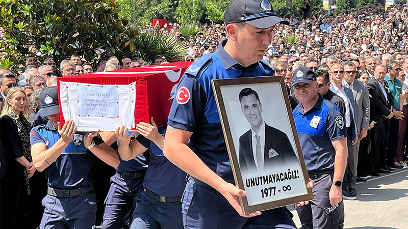 Manisa Ferdi Zeyrek'e veda etti! Gözyaşları sel oldu