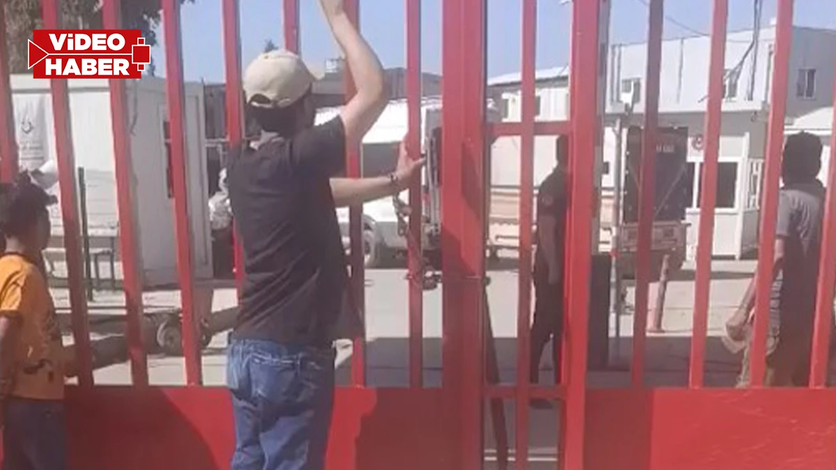 Şanlıurfa’da gümrük kapısında eylem! Kendini kapıya zincirledi