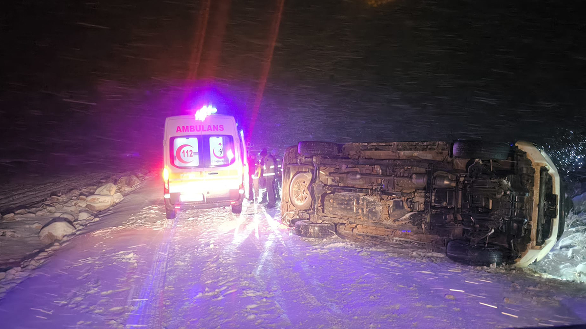 Şanlıurfa’da kayganlaşan yolda TEDAŞ aracı devrildi!