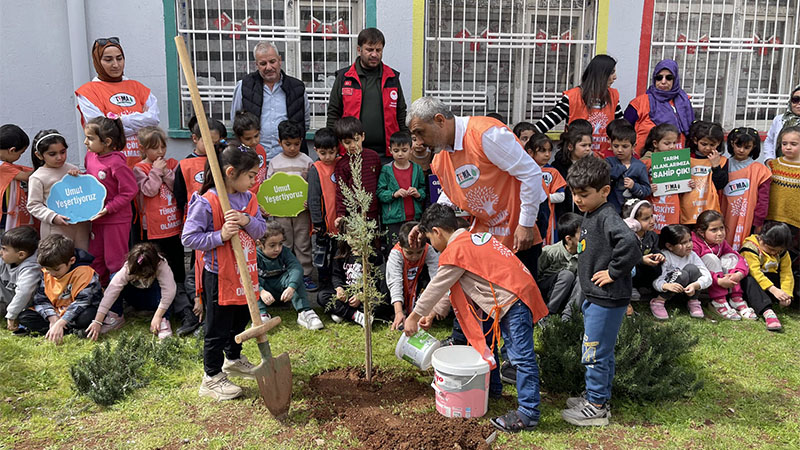 Şanlıurfa’da minik eller fidan dikerek geleceğe nefes oldular