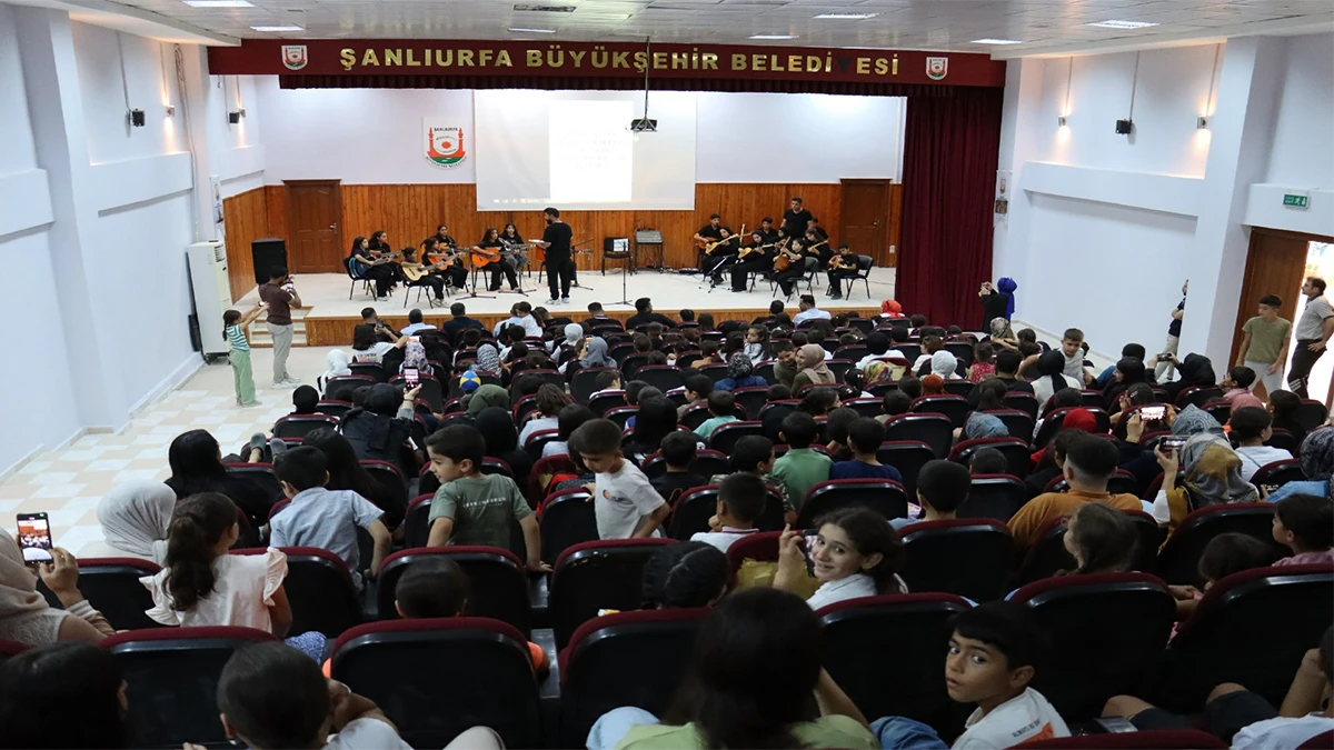 Final gösterisi unutulmaz oldu: Sahneye Filistin bayraklarıyla çıktılar!