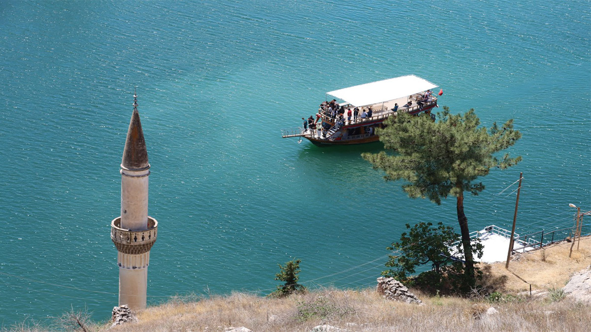 Fırat'ın yuttuğu köy sonbaharın gözdesi oldu! Bu fotoğrafı çekmek için gidiyorlar...