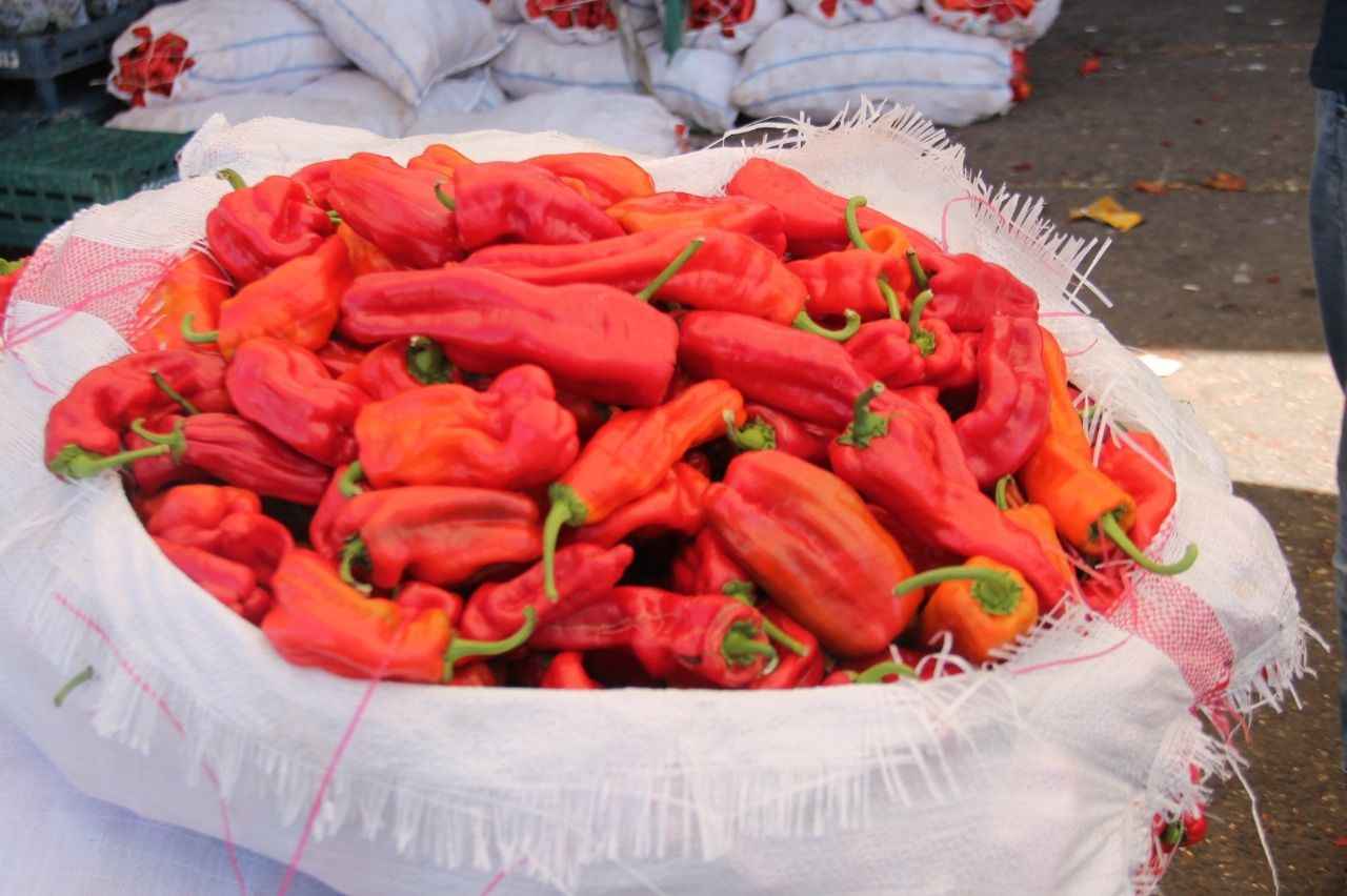 Urfa'da isot tezgahta: Fiyatı cep yakıyor, acısı damak!