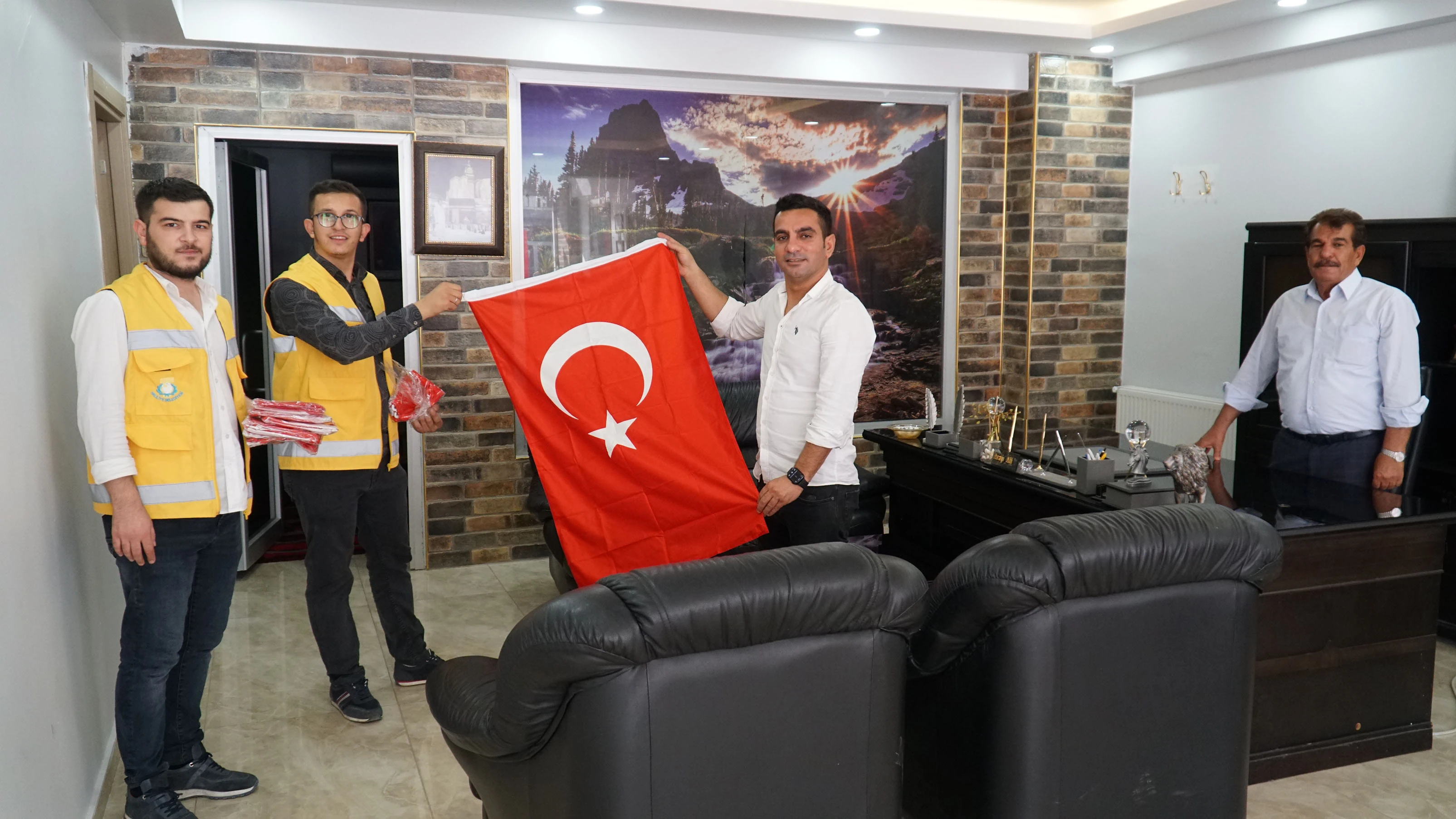 Vali çağrıda bulundu, belediye dağıttı!    Urfa bayraklarla donatılacak