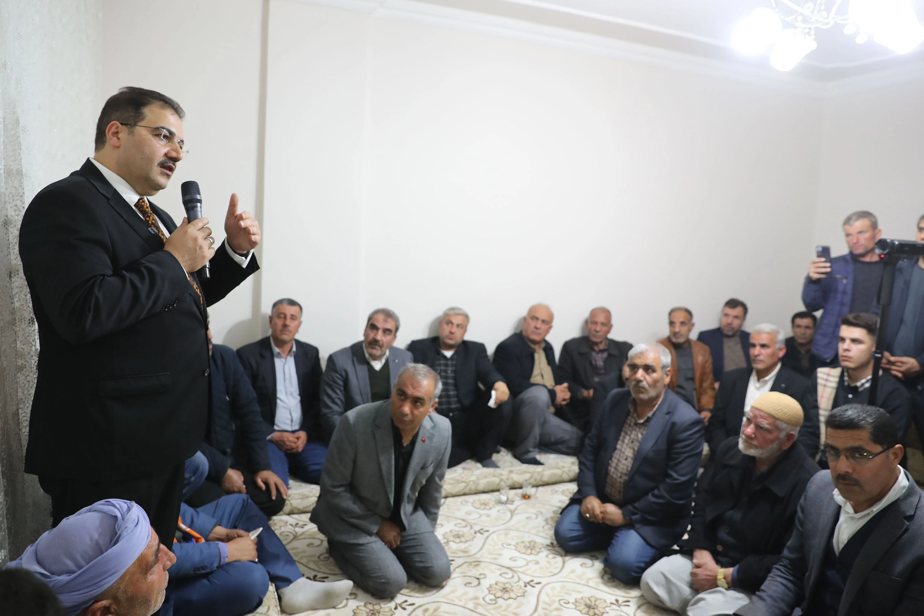 Canpolat seçim çalışmaları kapsamında ev ziyaretinde bulundu