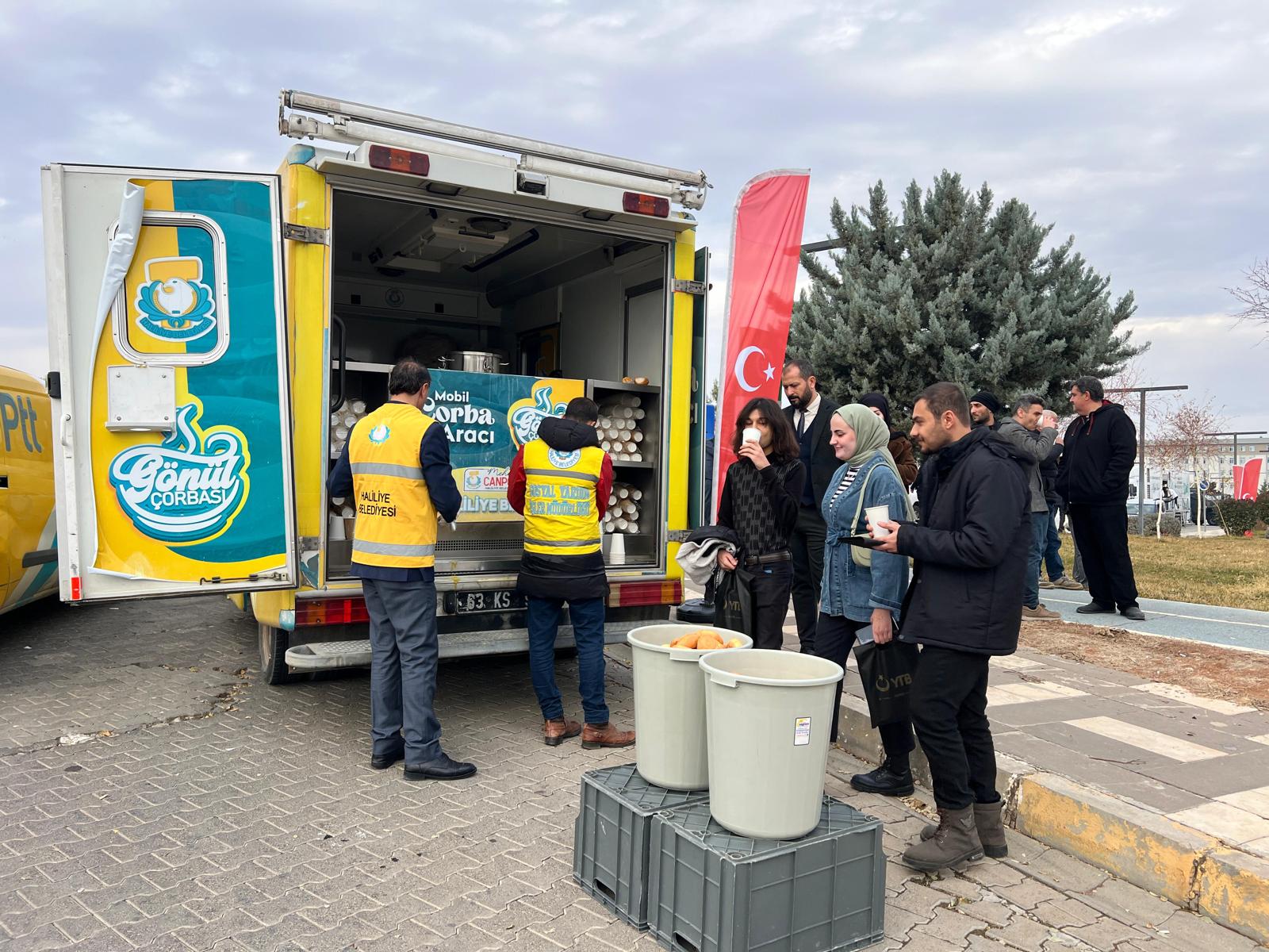 Şanlıurfa'da Güneydoğu Kariyer Fuarı’nda öğrencilere çorba ikram edildi
