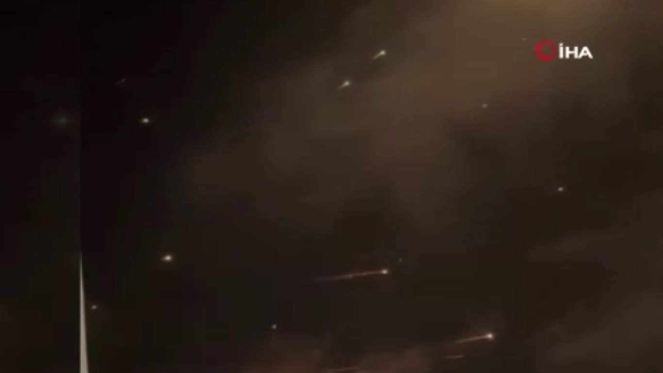 İsrail’e füze ve roket saldırısı... Yoğun bombardıman kamerada