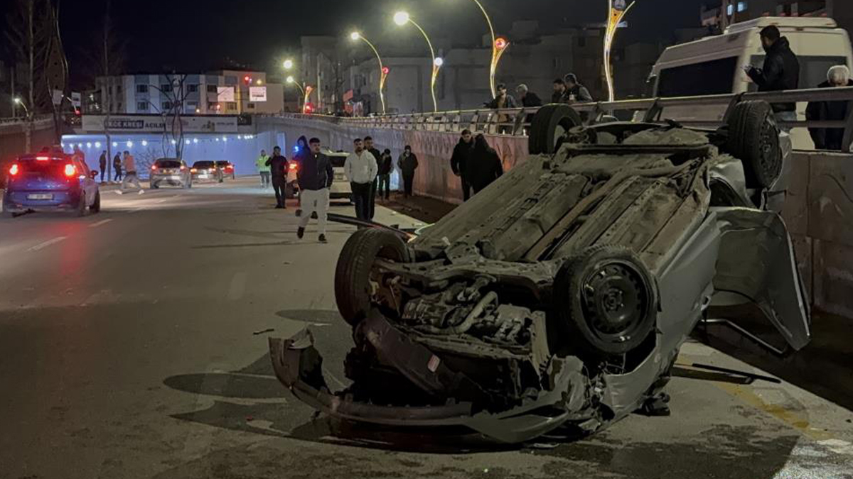Şanlıurfa'nın komşu ilinde feci kaza! Otomobil refüje çarpıp takla attı: Yaralılar var...