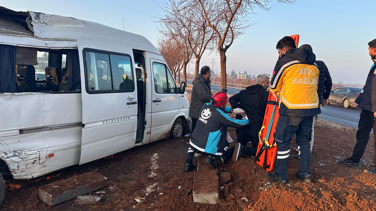 Şanlıurfa’da buzlanan yolda 4 araç birbirine girdi! Çok sayıda yaralı var