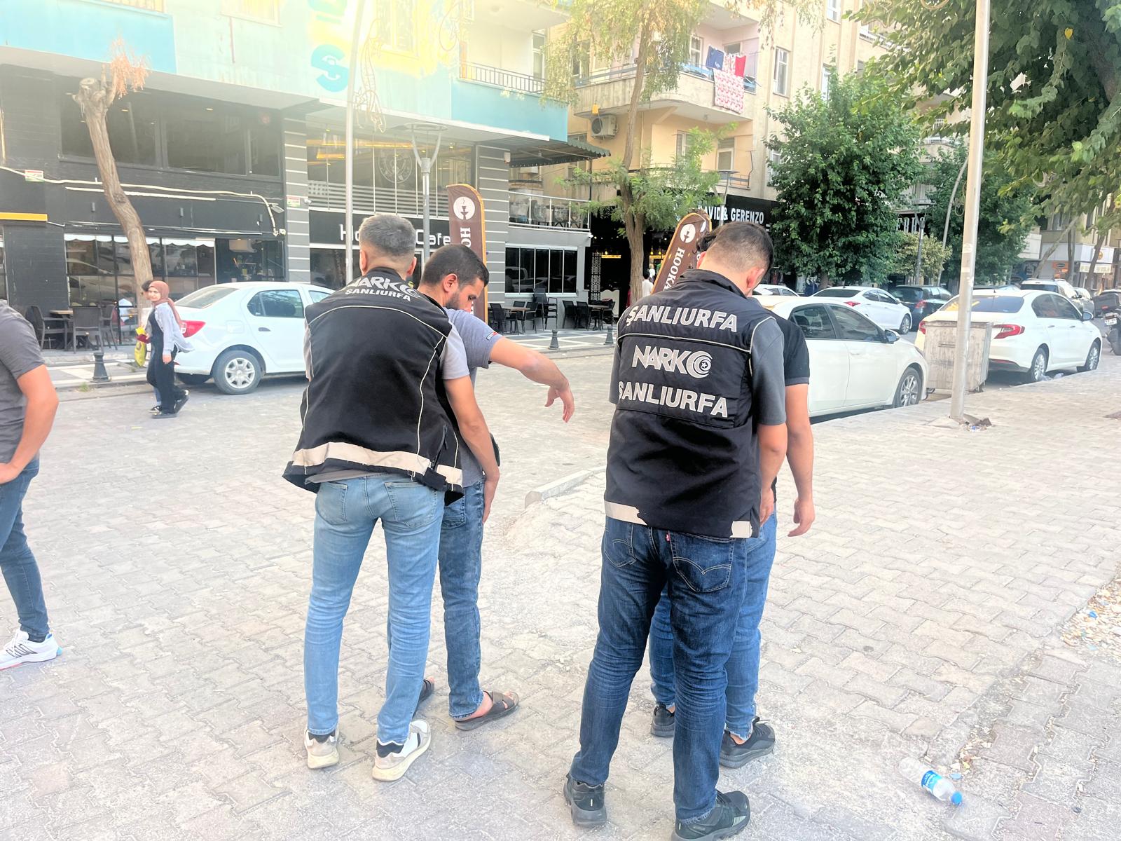 Şanlıurfa polisi, uyuşturucu satıcılarının ensesinde