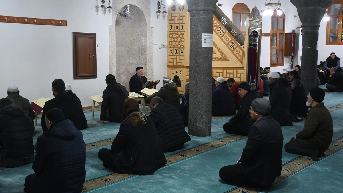 Şanlıurfa’da babalar ve çocukları sabah namazında bir araya geldi