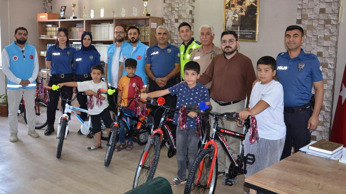 Şanlıurfa’da Kur’an kursu öğrencilerine polislerden sürpriz hediye