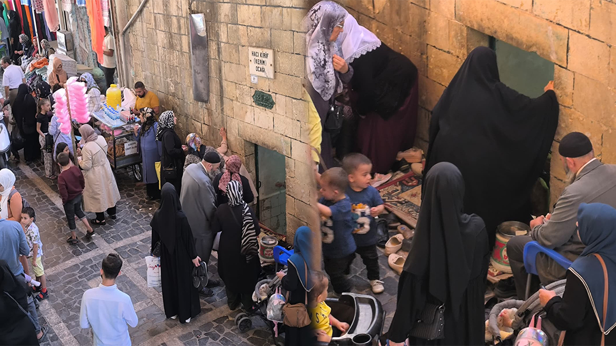 Şanlıurfalılar dileklerini burada sıralıyor! Kabul olanlar yemek dağıtıyor