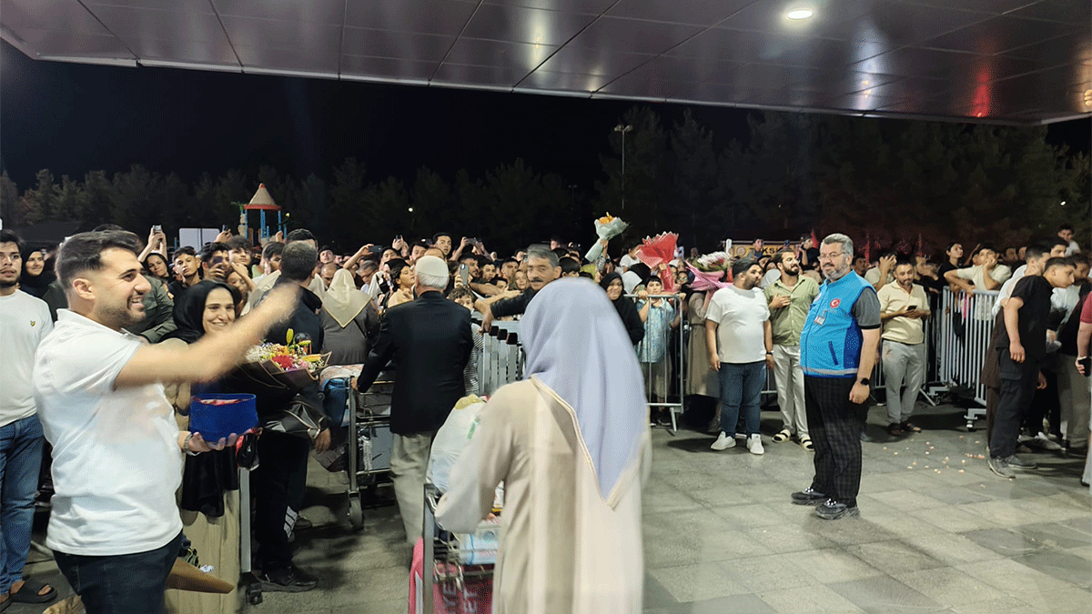 Şanlıurfa’da Diyanet ile kutsal topraklara giden hacılar dönmeye başladı!
