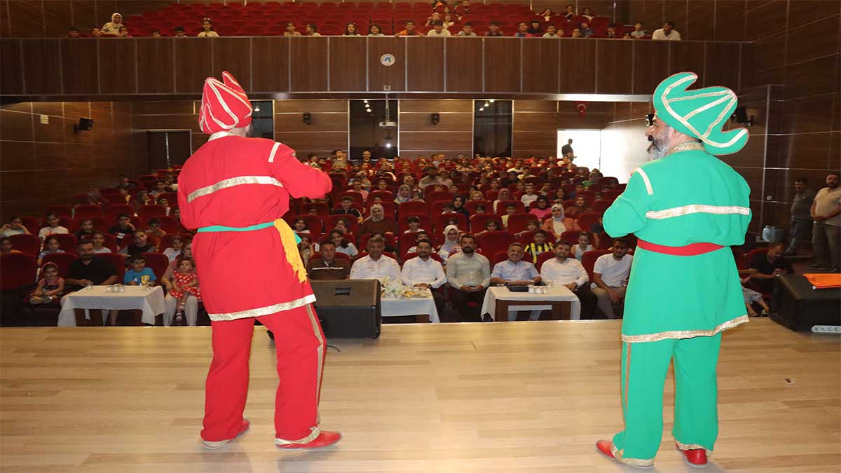 Hacivat ile Karagöz Birecik’i kahkahaya boğdu!