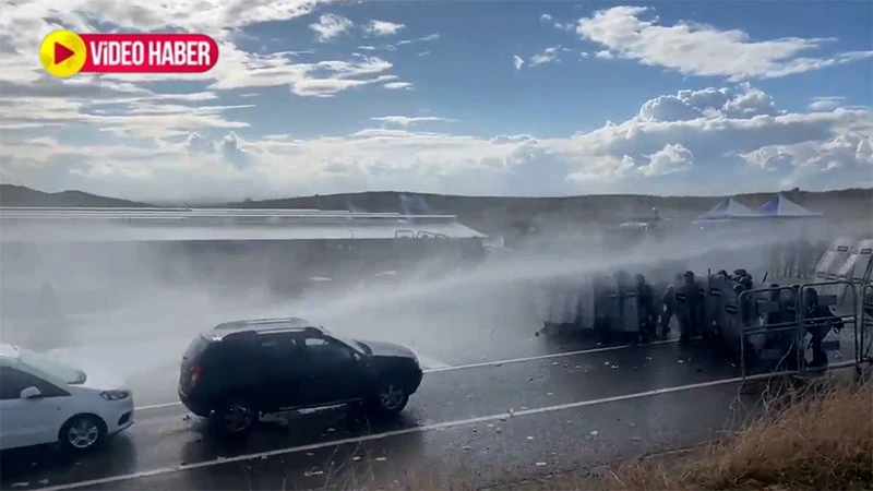 Halfeti’de Öcalan’ın doğum gününe tazyikli su ve biber gazlı müdahale