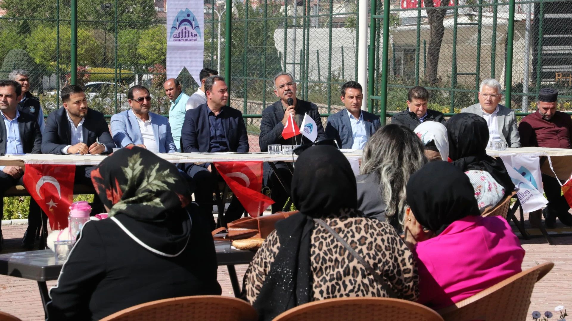 Şanlıurfa’da bu mahalleye halı saha ve yüzme havuzu müjdesi!