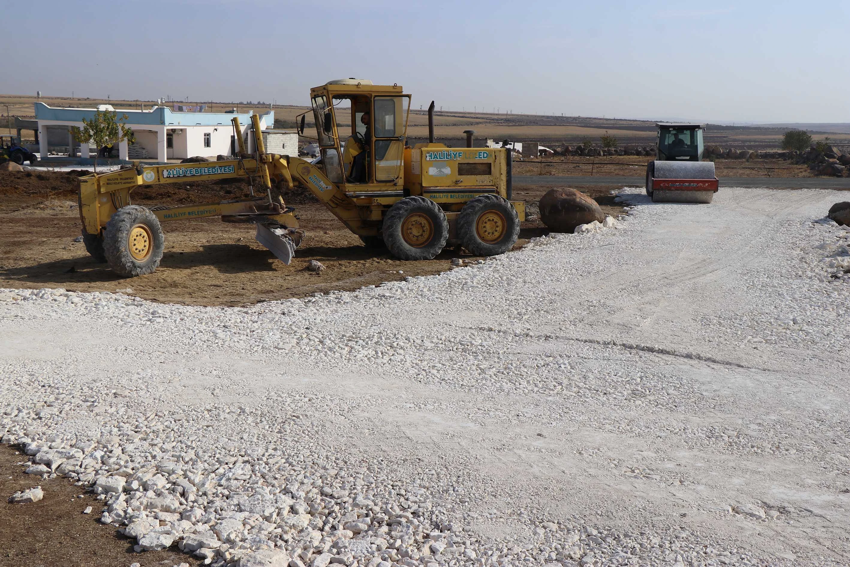 Haliliye’de bir mahallede daha yollar yenilendi