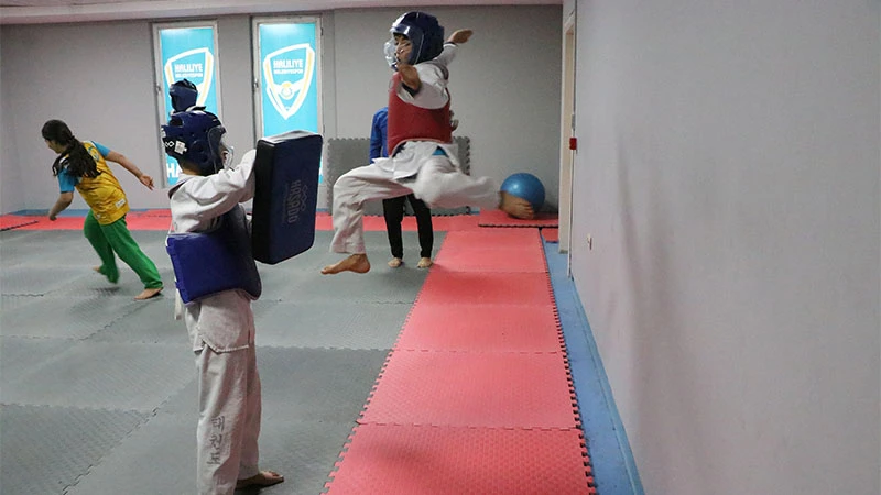 Haliliye'de gençler tekvando ile spor alışkanlığı kazanıyor