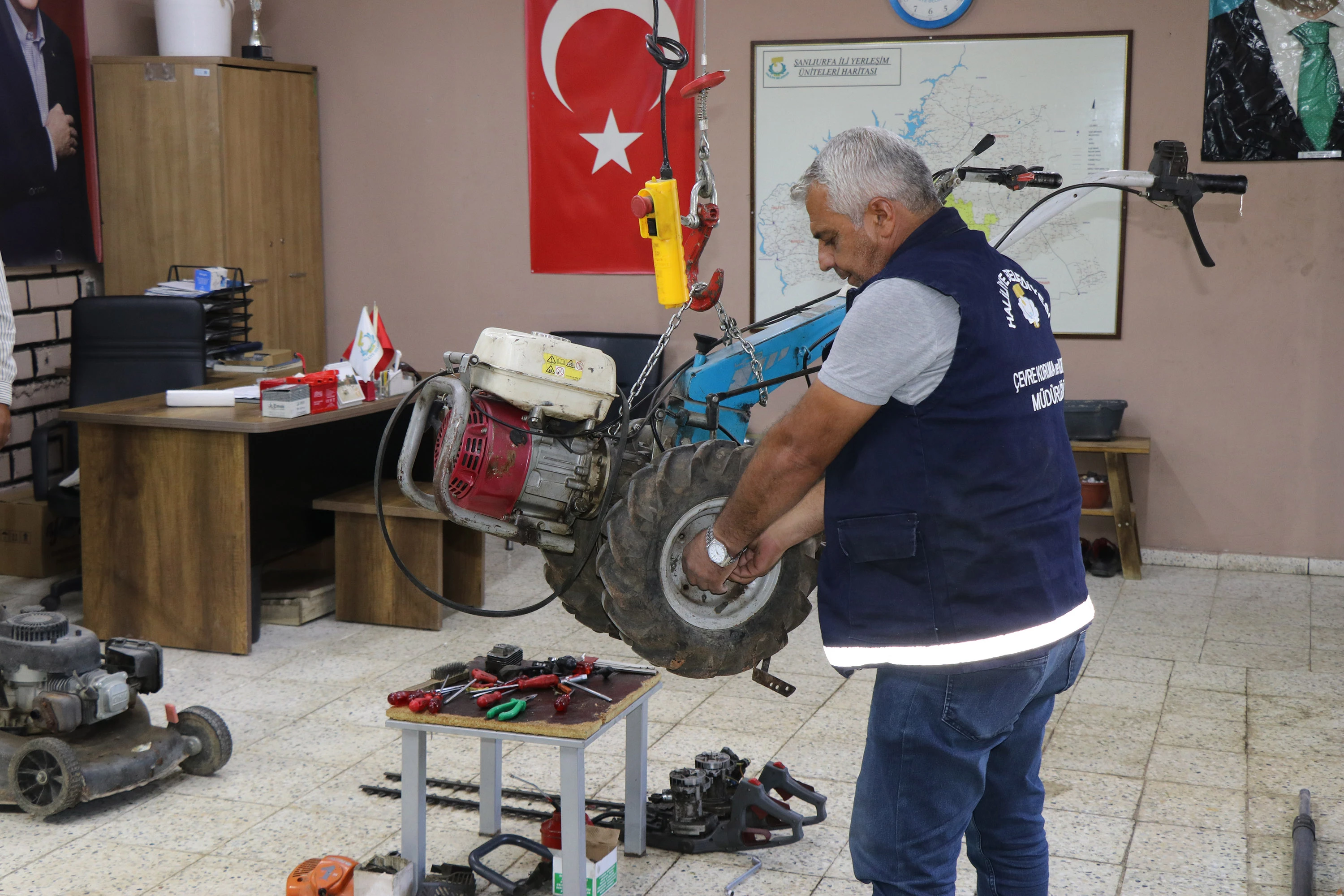 Tasarrufun böylesi!  Kendi üretiyor, kendi onarıyor...