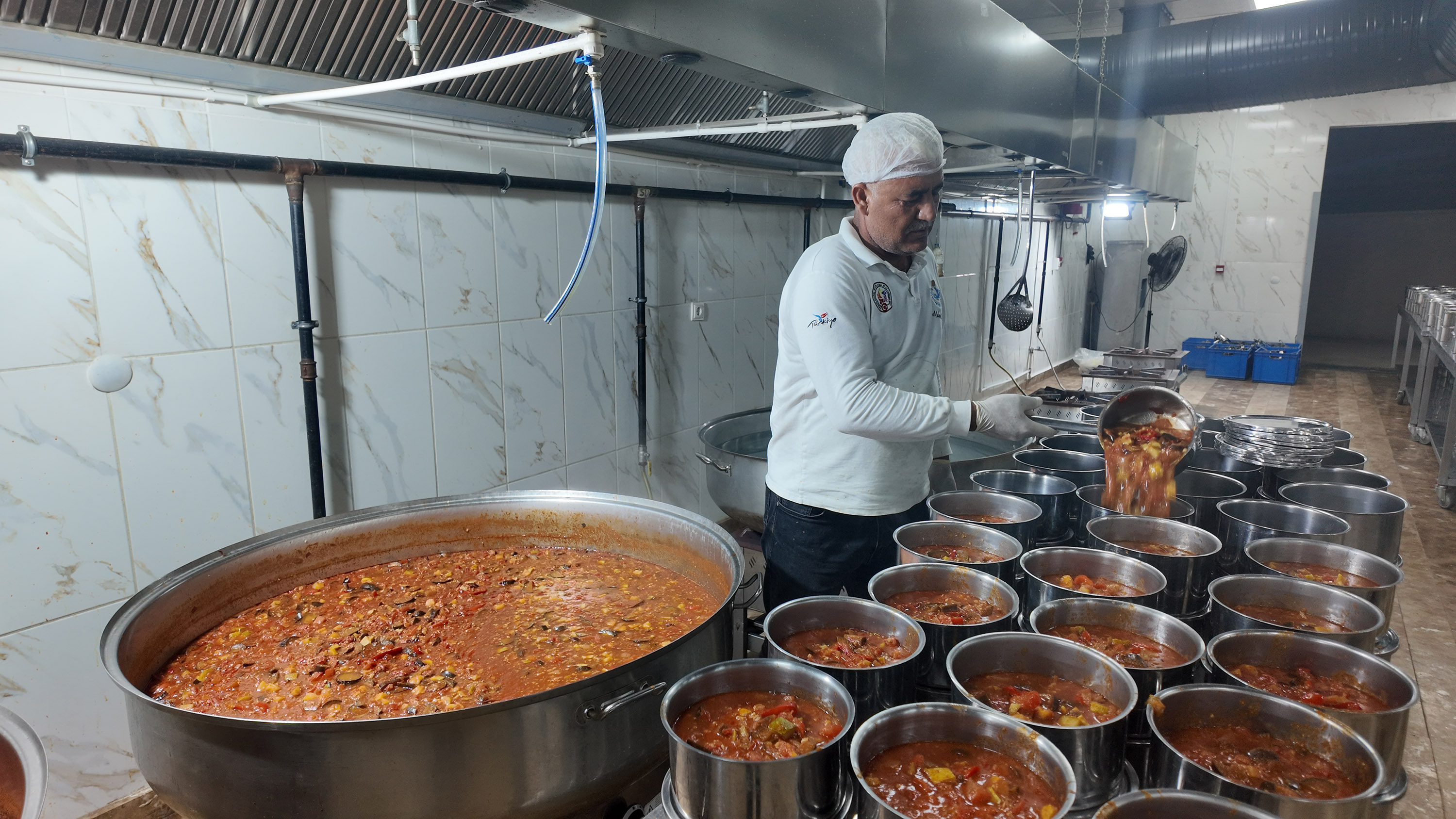 Şanlıurfa’da kapı kapı geziyorlar: Binlerce kişiye sıcak yemek taşıyorlar