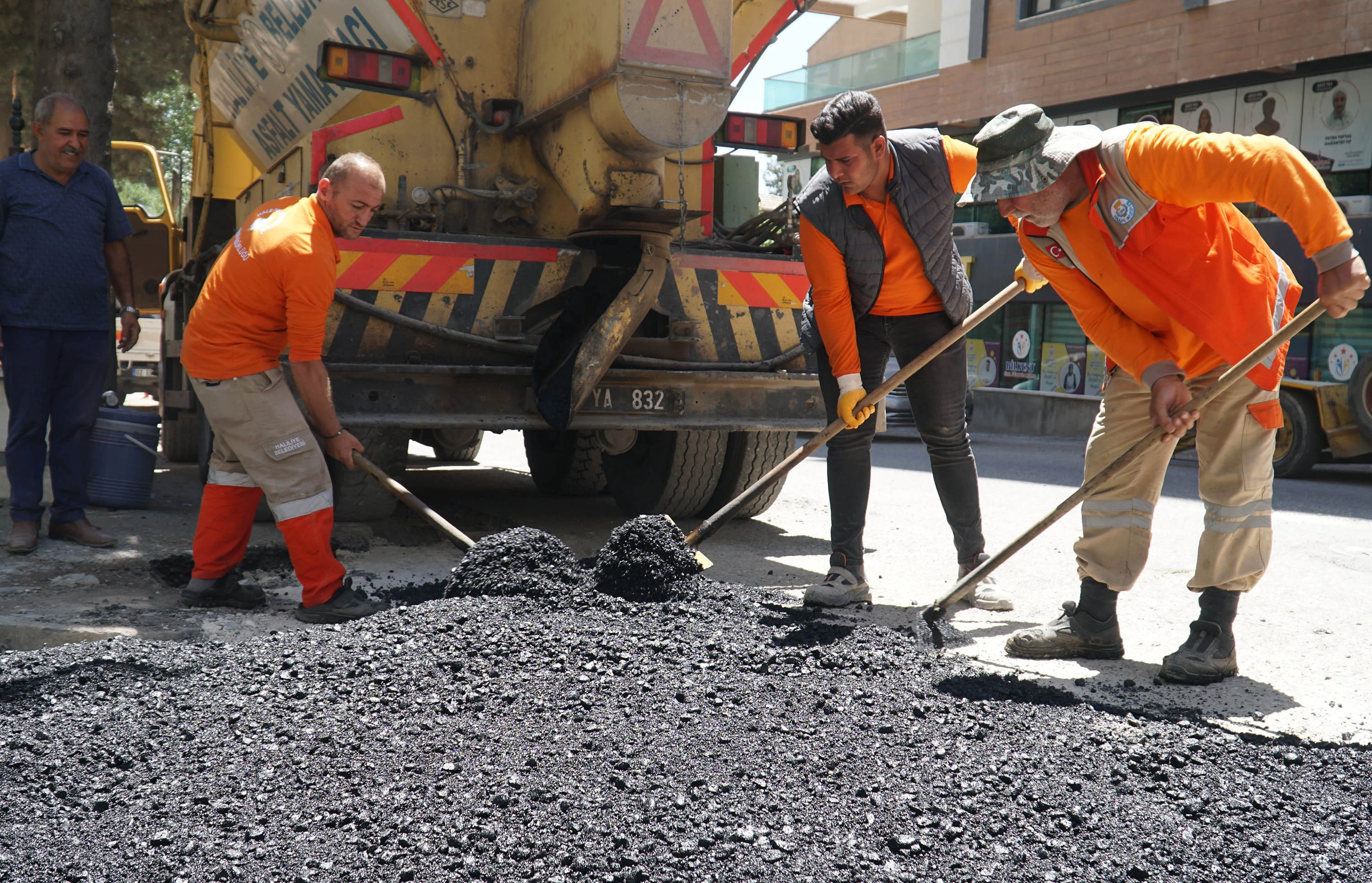 Haliliye’de 3 mahallede bozuk yollar yeniden yapılıyor